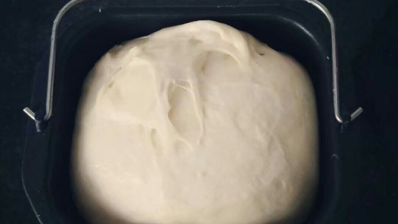 香甜小面包#面团的发酵之旅#,面团发酵至2.5倍大。
