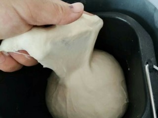 香甜小面包#面团的发酵之旅#,面团能拉出细腻的薄模，收圆面团开始发酵。