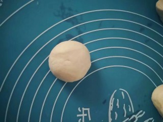 香甜小面包#面团的发酵之旅#,面剂子收圆，盖上保鲜膜。醒发十五分钟。
