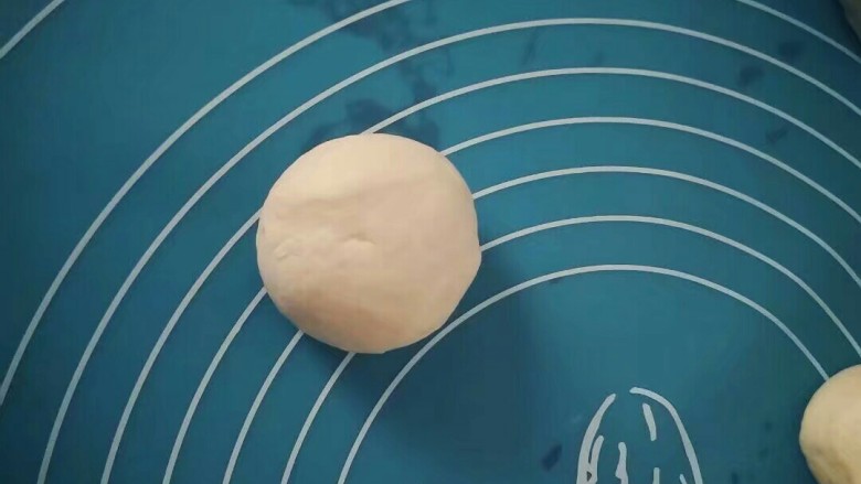香甜小面包#面团的发酵之旅#,面剂子收圆，盖上保鲜膜。醒发十五分钟。
