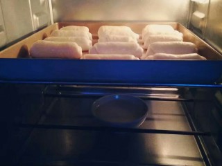香甜小面包#面团的发酵之旅#,烤箱，放一碗热水，放入烤盘进行发酵到双倍大。