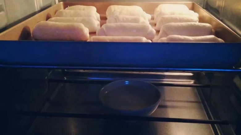 香甜小面包#面团的发酵之旅#,烤箱，放一碗热水，放入烤盘进行发酵到双倍大。