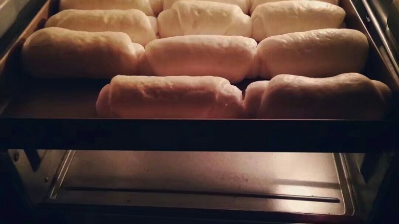 香甜小面包#面团的发酵之旅#,预热烤箱180度上下火，中层二十分钟，中途加盖锡纸。