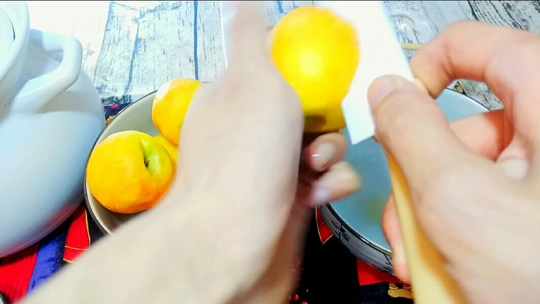 自制桃罐头,去皮后，拿小刀，在油桃的中间切一圈，用手掰成两半。