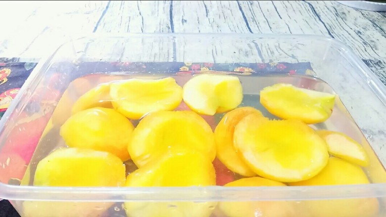 自制桃罐头,油桃放到提前准备好的盐水里面，浸泡5分钟。