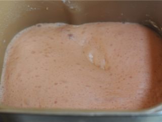 苋菜汁桃花包,一个半小时后，面包发酵完毕
