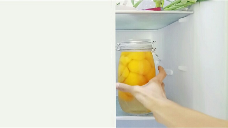 自制桃罐头,装好的油桃罐头放到冰箱冷藏保存。