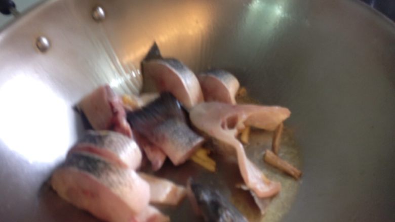 麻油鱸魚湯,放入熱鍋稍微煎一下，魚皮有金黃焦脆感，吃起來口感更好