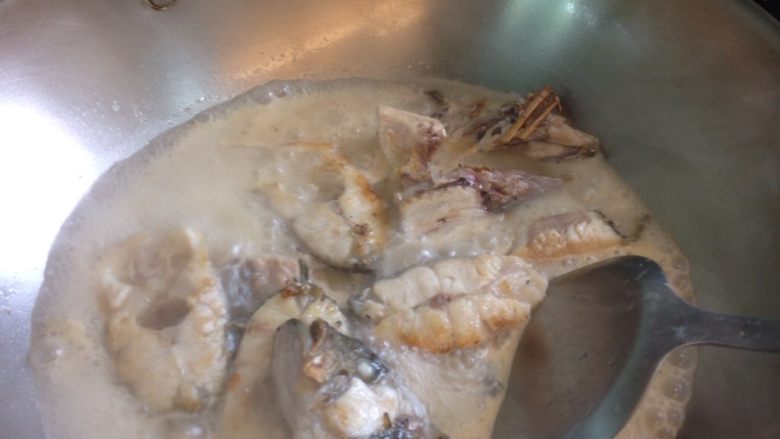 麻油鱸魚湯,放入開水燜煮