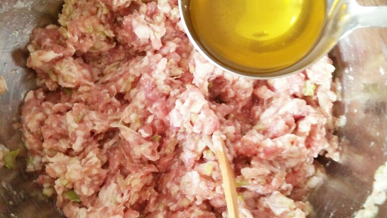 家常猪肉香菇包子,将熟油倒入已入味的肉馅中搅拌，锁住肉的味道和水分。油的用量为习惯拌馅用油总量的一半。