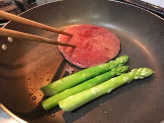超满足便当（10）,放入牛排 芦笋 煎 牛排双面黄 用筷子判断牛肉的口感 给大家普及一下