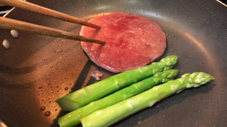 超满足便当（10）,放入牛排 芦笋 煎 牛排双面黄 用筷子判断牛肉的口感 给大家普及一下