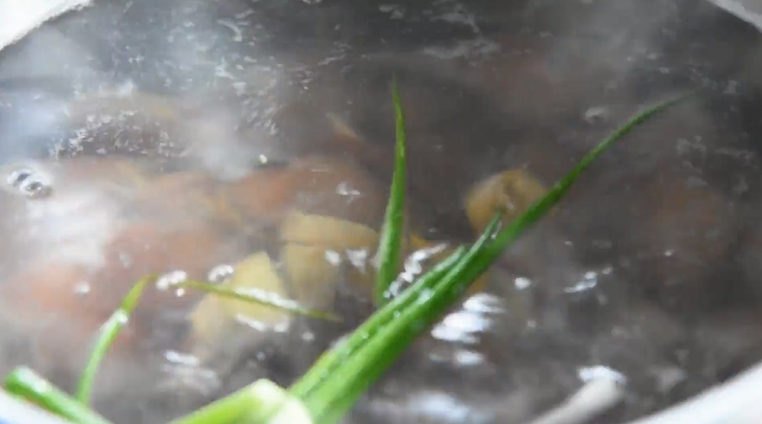  炒蛤蜊香上加香的秘诀，让你吃了还想吃！,煮开水，倒入蛤蜊，下葱结、姜块