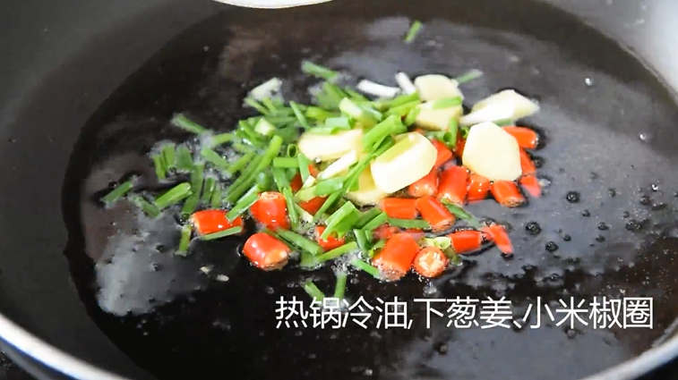  炒蛤蜊香上加香的秘诀，让你吃了还想吃！,热锅冷油，下葱姜、小米椒圈
