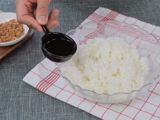 让熊孩子爱上吃饭的熊猫饭团,将米饭拌入适量的麻油