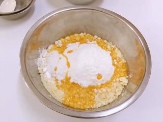 焦糖芝士奶油泡夫塔,加入糖霜、鹽 再加入雞蛋