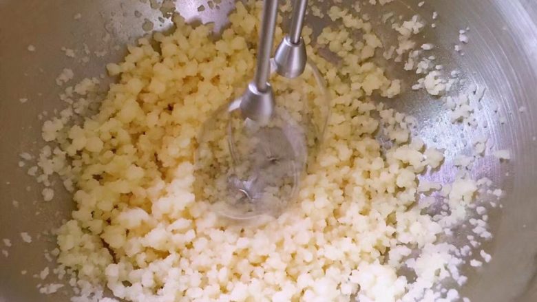 焦糖芝士奶油泡夫塔,烤箱預熱200度 將麵團倒入攪拌盆中 用中速攪打至麵團微暖的程度