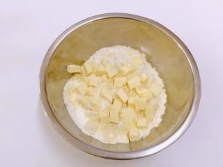 焦糖芝士奶油泡夫塔,制作杏仁塔底：低筋麵粉過篩大盆內 加入冷藏的黃油（切小塊）加入杏仁粉
