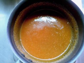 焦糖芝士奶油泡夫塔,煮到焦糖色時馬上倒入熱的鮮奶油 搖晃鍋子混合均勻 稍放涼 放一旁待用