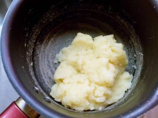 焦糖芝士奶油泡夫塔,一次過倒入低筋麵粉馬上拌勻 煮至麵團成一體 不沾邊的程度 離火