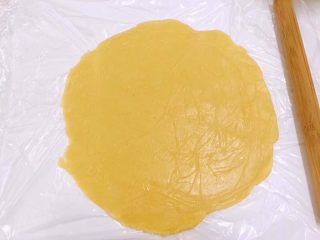 焦糖芝士奶油泡夫塔,將麵團取出 擀成2-3mm厚的薄片