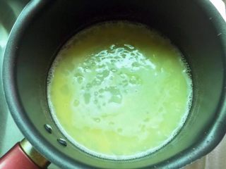 焦糖芝士奶油泡夫塔,制作泡夫皮：將水、砂糖、鹽、黃油放牛奶鍋中煮沸