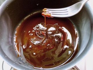 焦糖芝士奶油泡夫塔,制作裝飾焦糖：將砂糖、水煮至焦糖色關火 待降溫至用叉子挑起能拉絲的程度