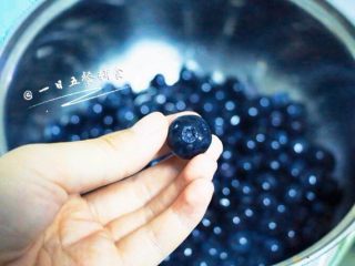 蓝莓果酱,蓝莓洗净沥干水分倒入锅内，熬煮果酱不要用铁锅，铝锅。用不锈钢，陶瓷锅这种和果酸接触后不易氧化的锅。

🌻小贴士：选蓝莓，不新鲜的中间是凹陷