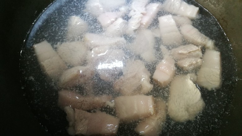 黄鳝烧肉,把水烧开，猪肉过水(使肉质缩紧，口感更好)。