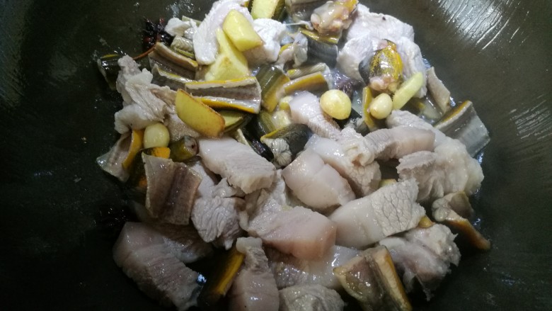 黄鳝烧肉,放入准备好的黄鳝、猪肉，改大火，翻炒一下。