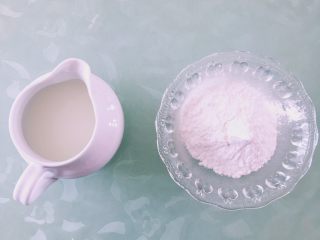 椰蓉抹茶奶豆腐—无需烤箱系列,80ml牛奶倒入澄粉中，一边倒入一边搅拌均匀，保证没有结块