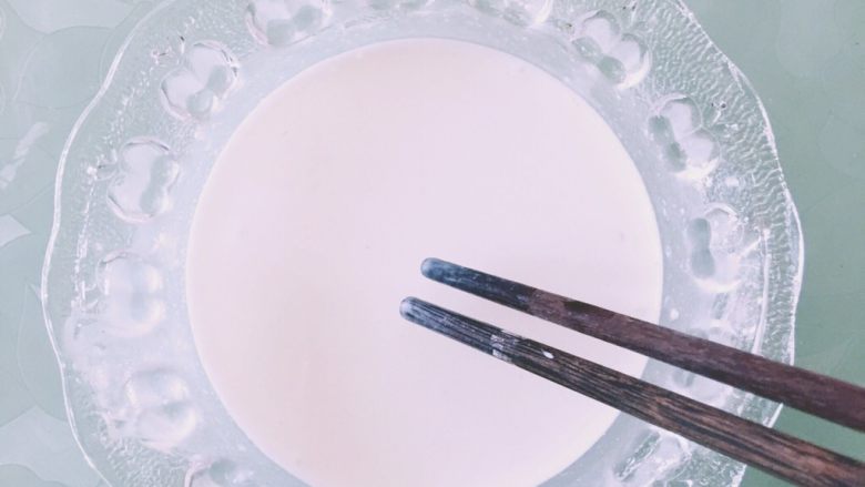 椰蓉抹茶奶豆腐—无需烤箱系列,混合均匀的牛奶澄粉液备用