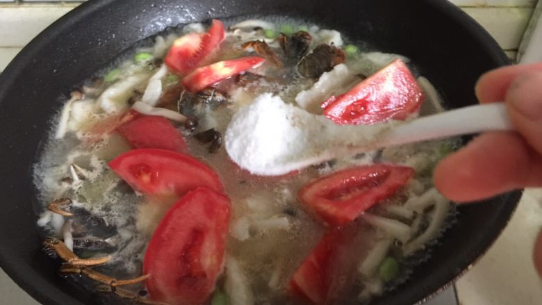 六月黄疙瘩汤,放入番茄块煮开加点盐调味