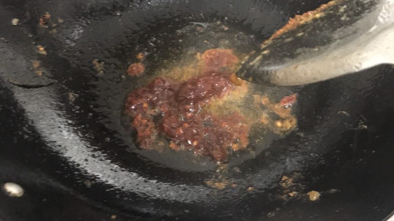 火爆鳝段,锅内入油，舀两勺豆瓣酱，锅内炒香