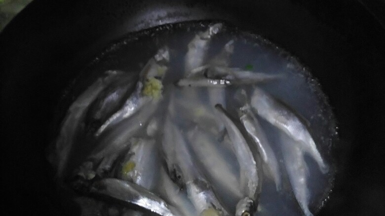 泡椒多春鱼,把鱼用热水煮一下