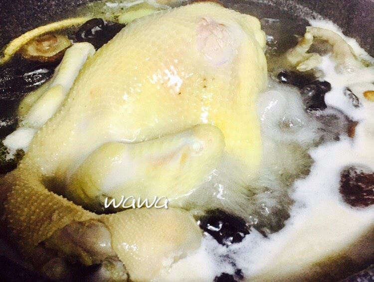 汤食美味—参鸡汤,待汤汁沸腾，转中火继续炖煮