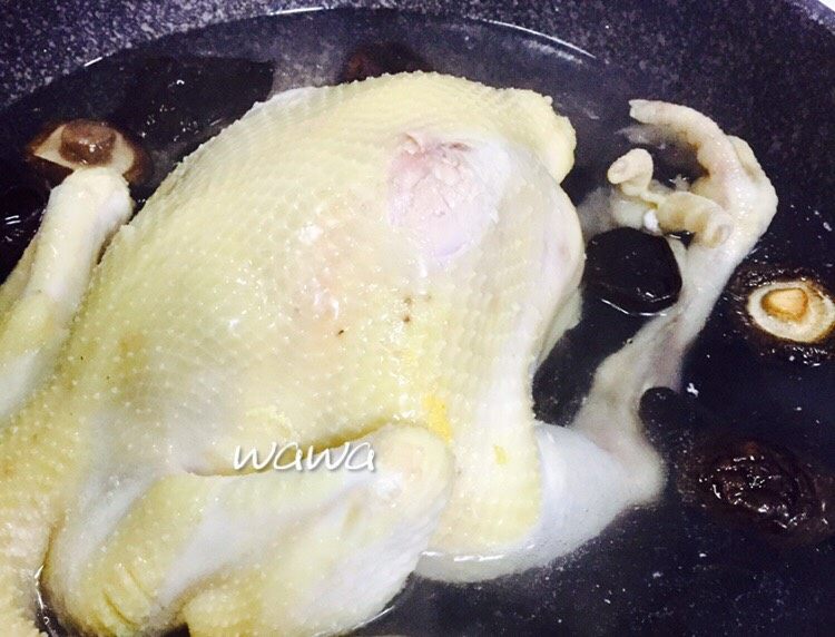汤食美味—参鸡汤,水开后，将冷水洗过的鸡重新下锅，加入木耳、香菇