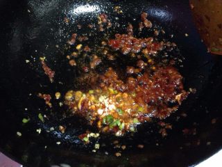 魚香肉絲,炒出紅油后加入一半的姜、蒜碎炒出香味