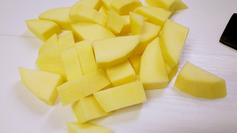 芒果酸甜排骨,芒果去皮去核，切成小块备用。