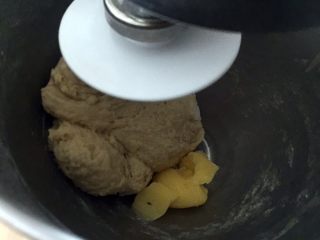 牛奶软包,启动一档揉成团后放入黄油启动二档揉出手套膜，揉出手套膜后盖上保鲜膜进行一次发酵