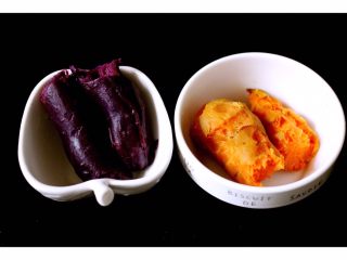 双薯花卷,把蒸熟的紫薯和红薯去皮备用……