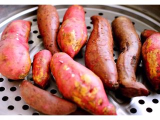 双薯花卷,红薯和紫薯洗净后、放入锅中大火烧开后、转中火继续蒸30分钟
