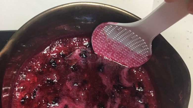 自制蓝莓酱,倒入干净的煮锅里，切记一点水不加，因为此时蓝莓已经有汁水了