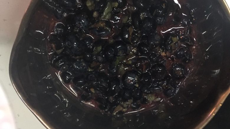 自制蓝莓酱,尽量碾的碎一些
