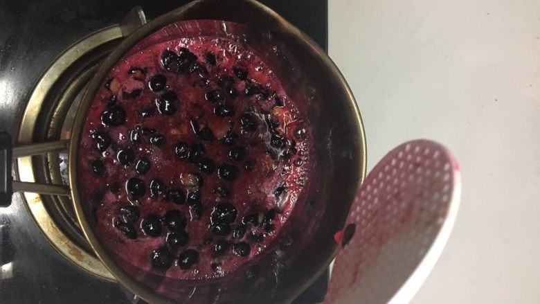 自制蓝莓酱,要一直用铲子搅拌，防止糊锅