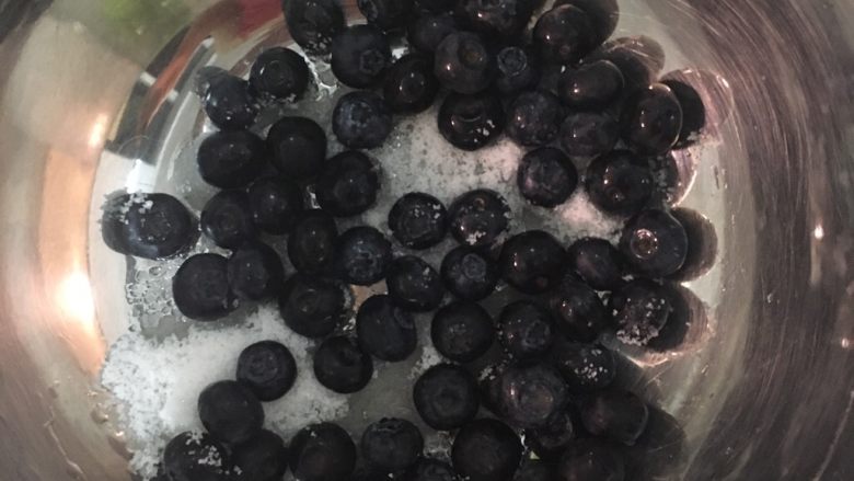 自制蓝莓酱,先铺一层白砂糖，在铺一层蓝莓
