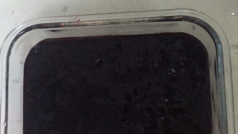 自制蓝莓酱,晾凉后装入玻璃器皿