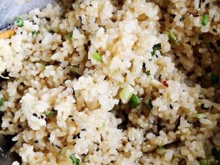 黑胡椒糯米团子🍡,等米饭熟了，把米饭和配料混合在一起进行炒制，直到入味。