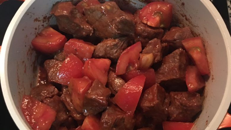 紅酒燉牛肉（一鍋到底）,接著放入蕃茄塊拌炒。
