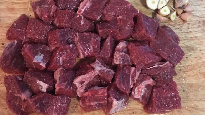 紅酒燉牛肉（一鍋到底）,用鹽和<a style='color:red;display:inline-block;' href='/shicai/ 134340'>黑胡椒粉</a>均勻撒在牛肉上，為牛肉調味。